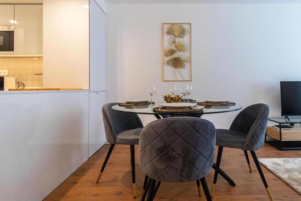 Stunning Apartment W/ Free Parking By Lovelystay Porto Luaran gambar