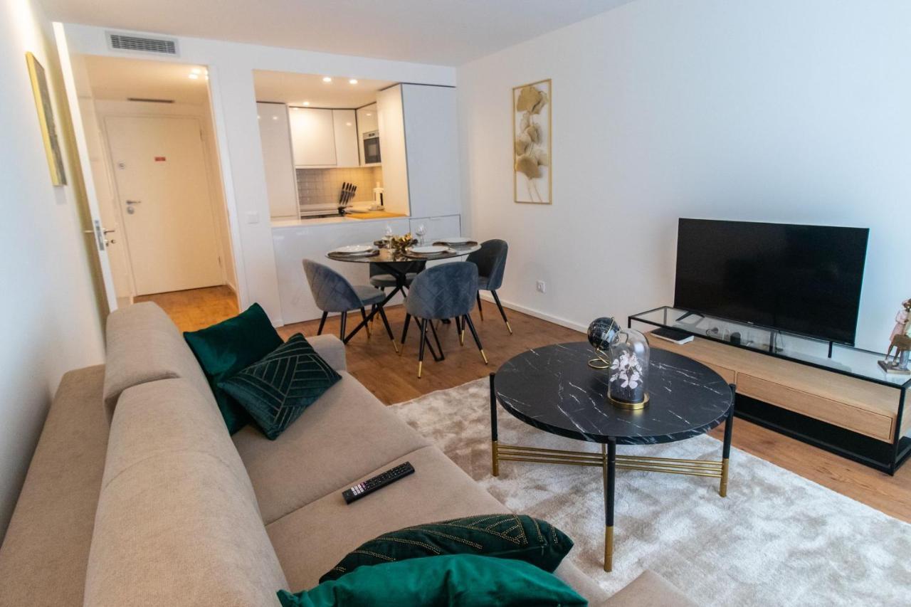 Stunning Apartment W/ Free Parking By Lovelystay Porto Luaran gambar